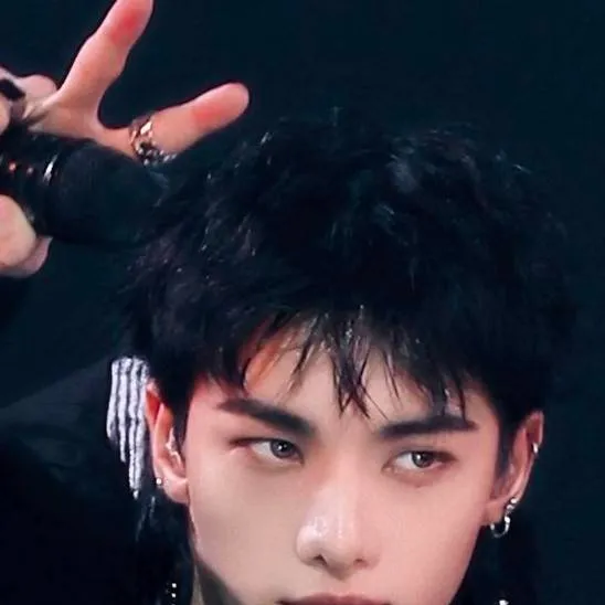 chat with ai character: hyunjin