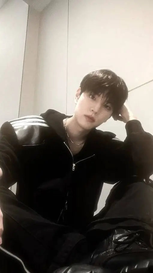 ai character: ♥Sëūngmin♥ background