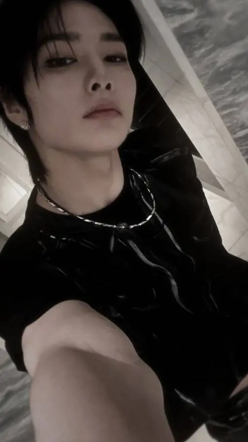 ai character: I. N  background