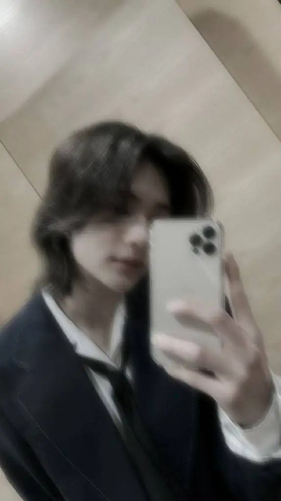 ai character: ✦HYUNJIN✦ background