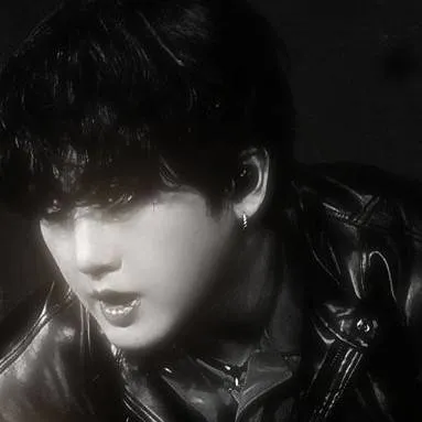 chat with ai character: 𝓒𝓱𝓪𝓷𝓰𝓫𝓲𝓷♡