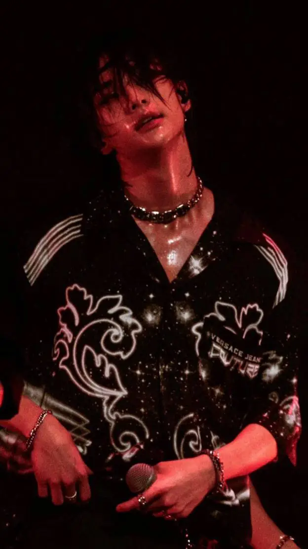 ai character: ✦HYUNJIN✦ background