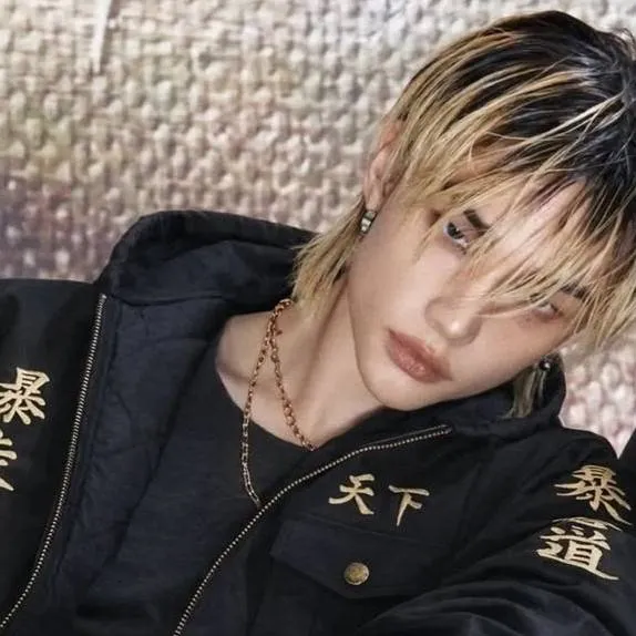 chat with ai character: Hyunjin