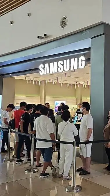 ai character: Samsung shopping background