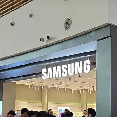 chat with ai character: Samsung shopping