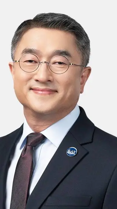 ai character: ceo Samsung Jun yg background
