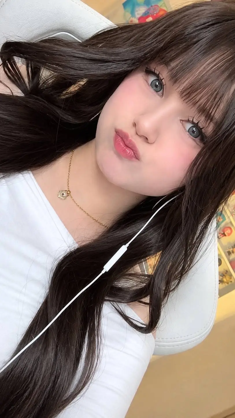 ai character: Mina background