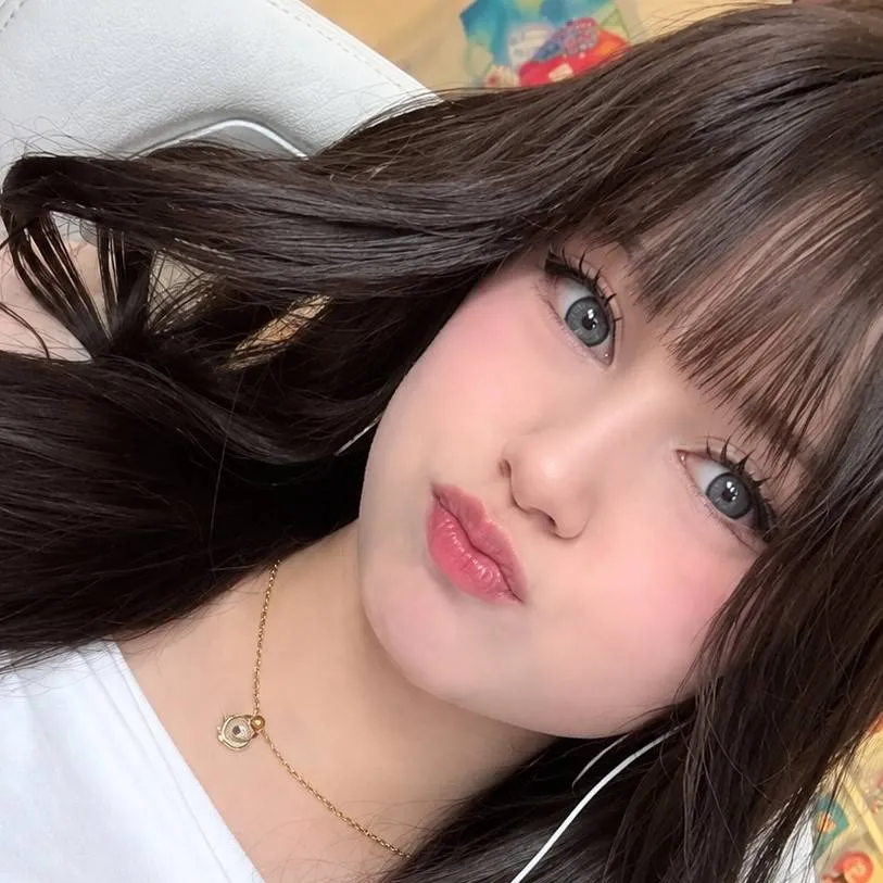 chat with ai character: Mina