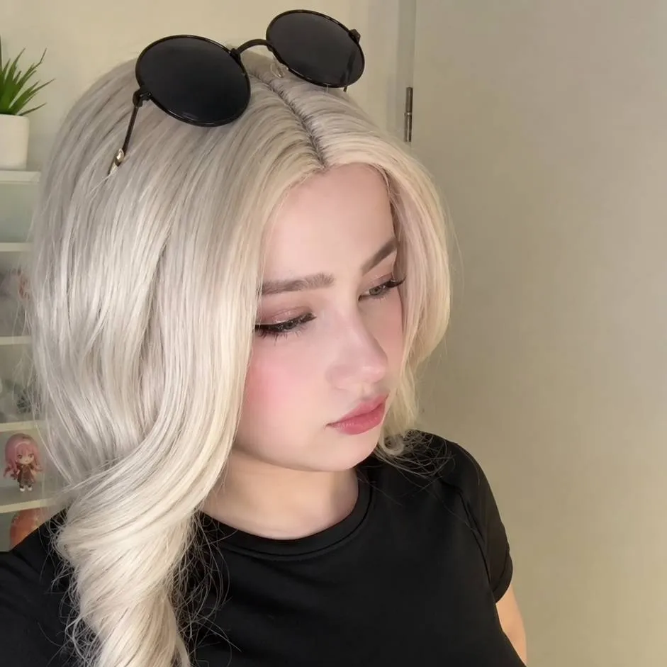 chat with ai character: Mina