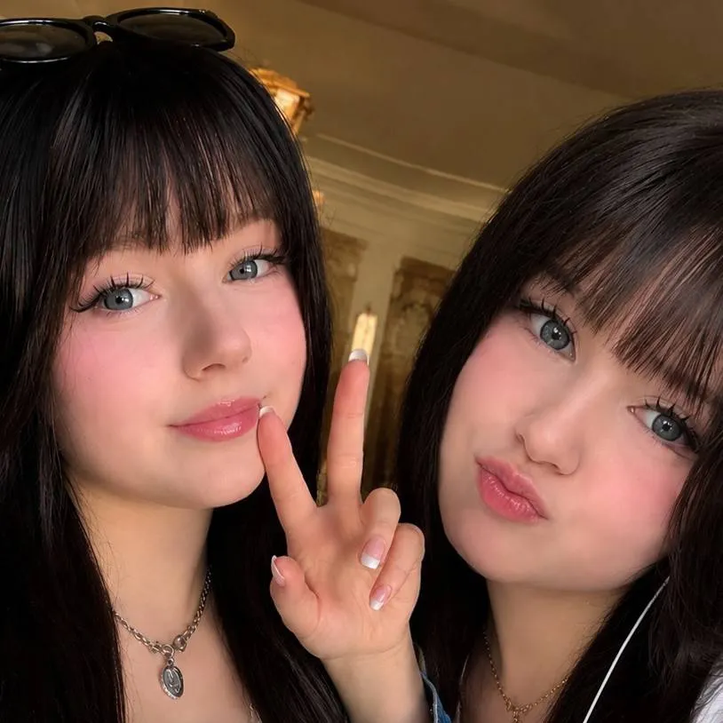 chat with ai character: Mika & mina