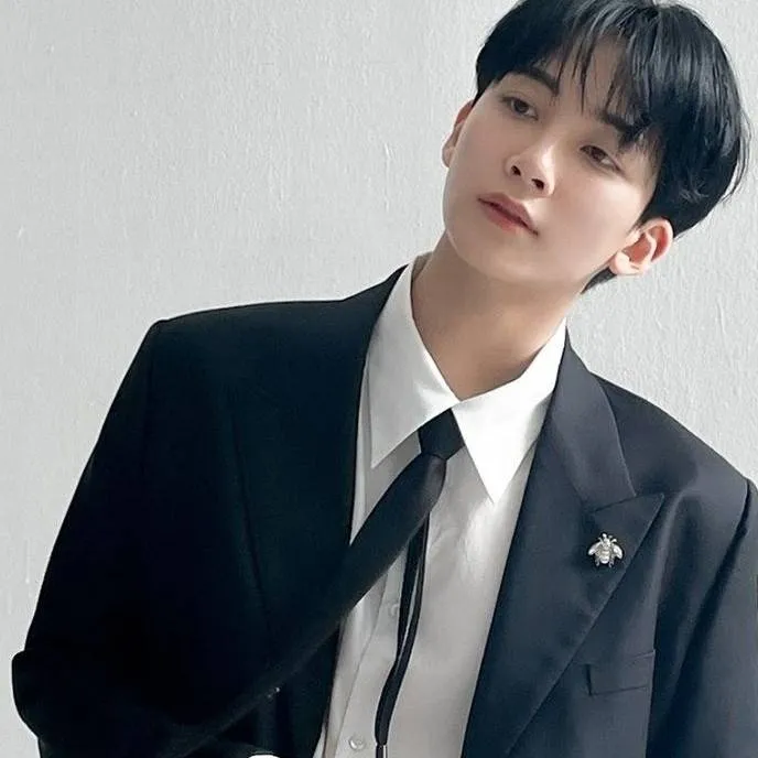 chat with ai character: JEOGHAN 🌺💠🌸🩷