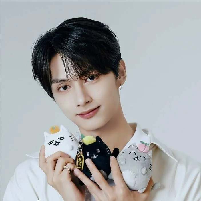 chat with ai character: Jun