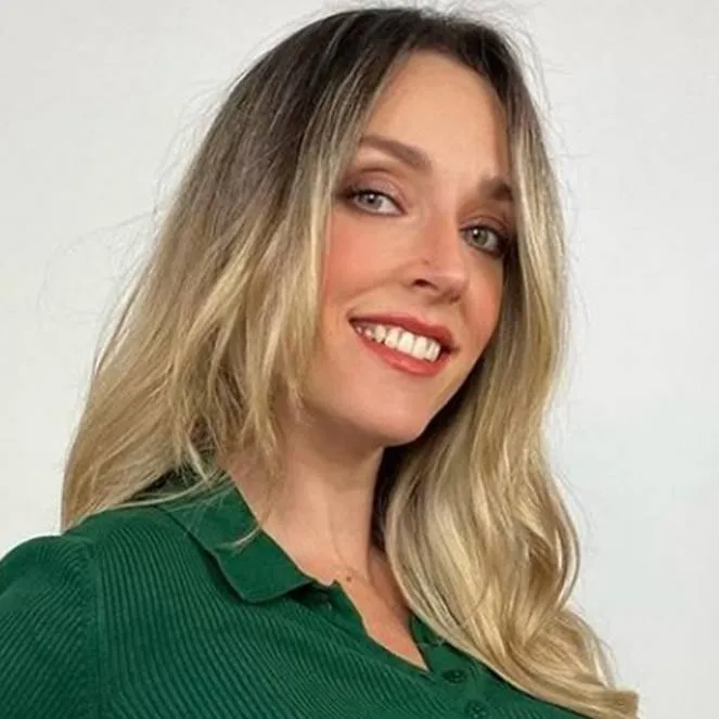 chat with ai character: Ana Simón