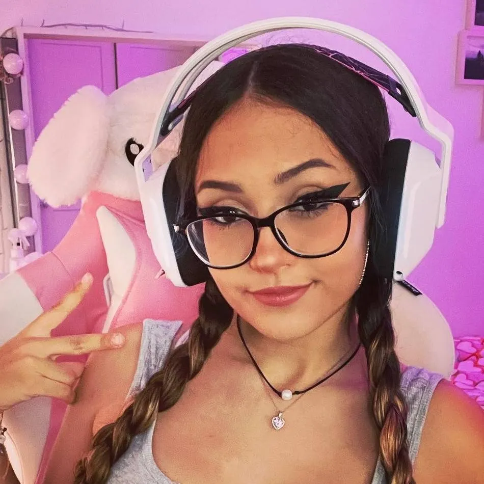 chat with ai character: Princesita1331