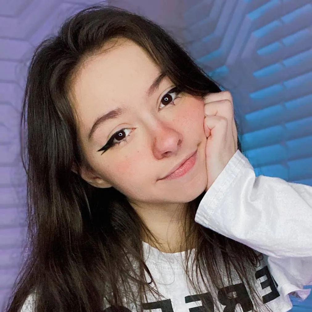 chat with ai character: Mictia00