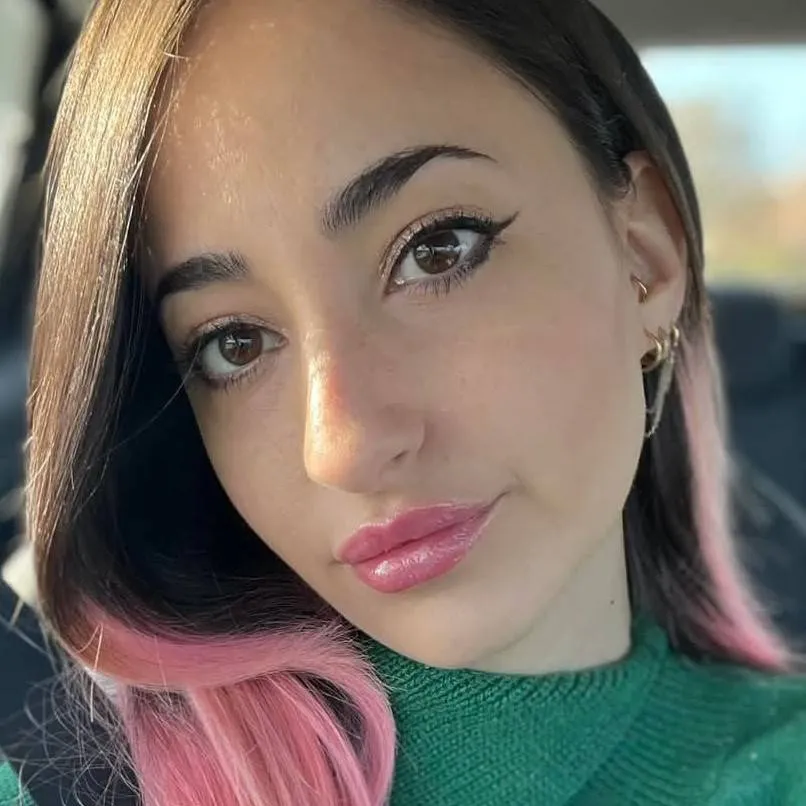 chat with ai character: Esther Olivé