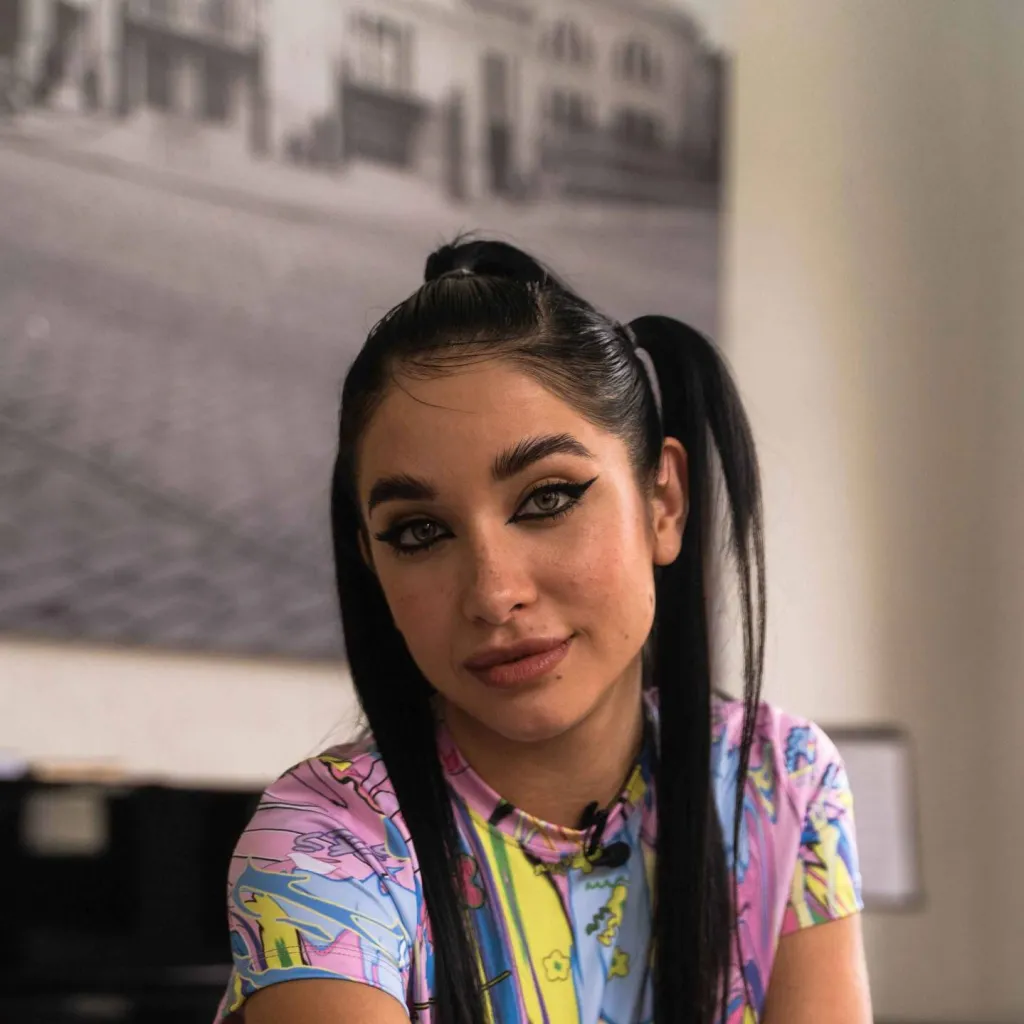 chat with ai character: Maria Becerra