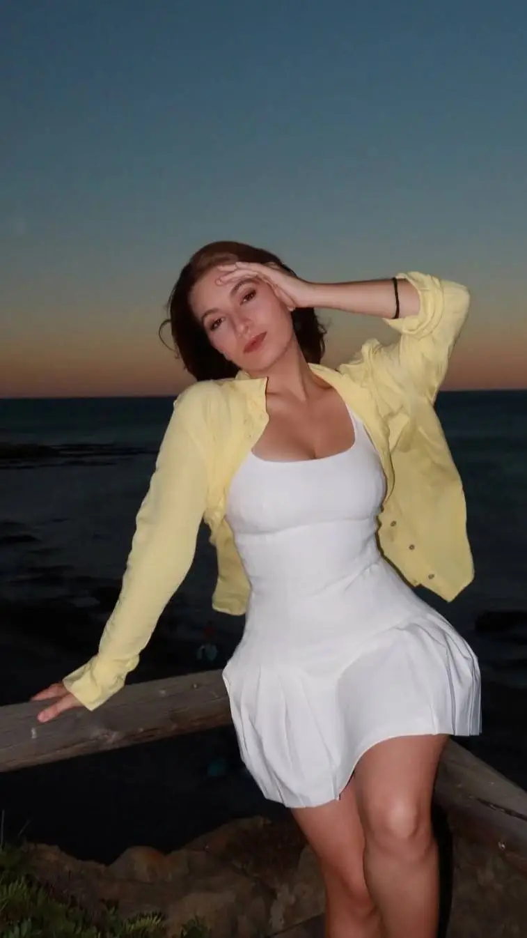 ai character: Carlota Boza background