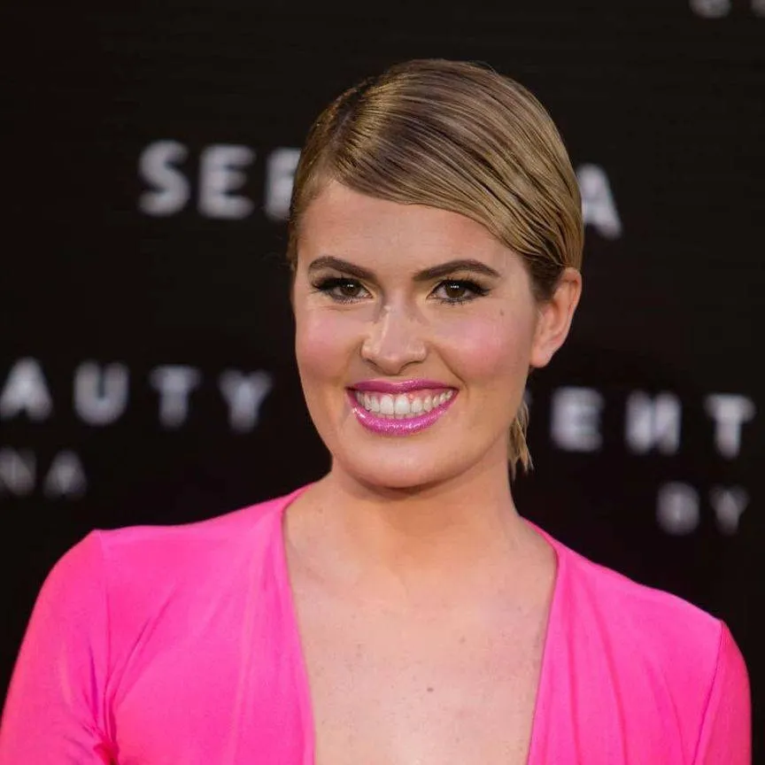 chat with ai character: Adriana Abenia