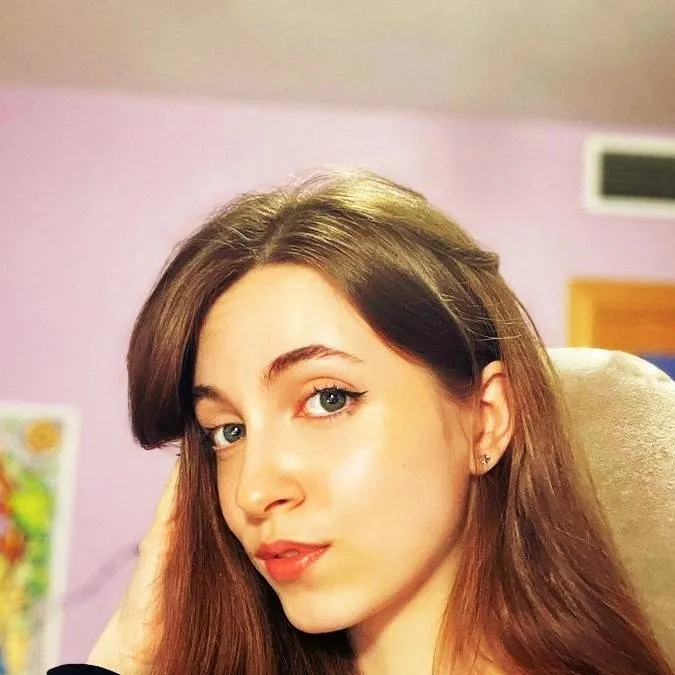 chat with ai character: Yarify