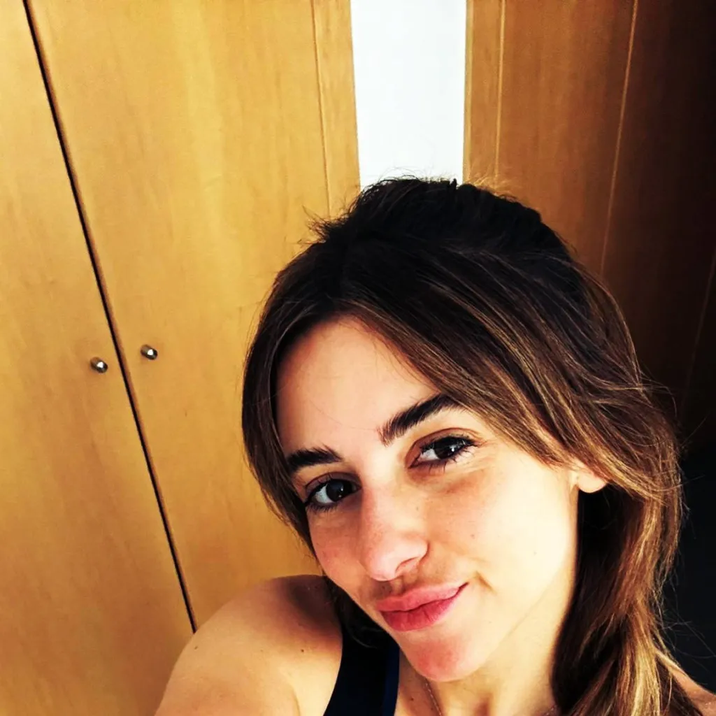 chat with ai character: Gemita