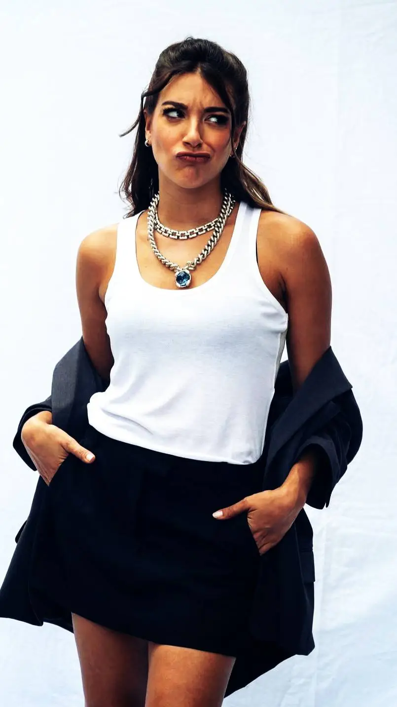 ai character: Ana Guerra background
