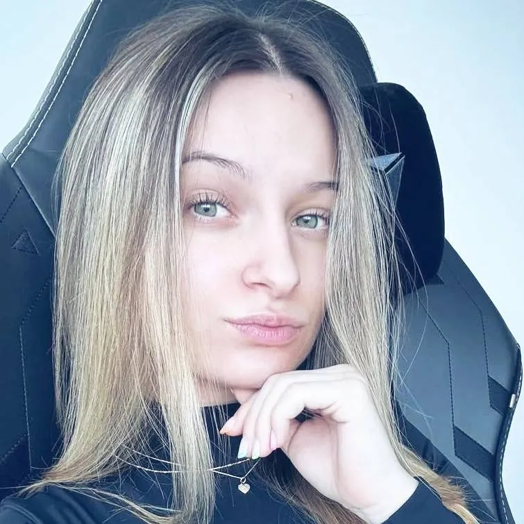 chat with ai character: Lara Hoenen