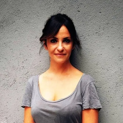chat with ai character: Melani Olivares