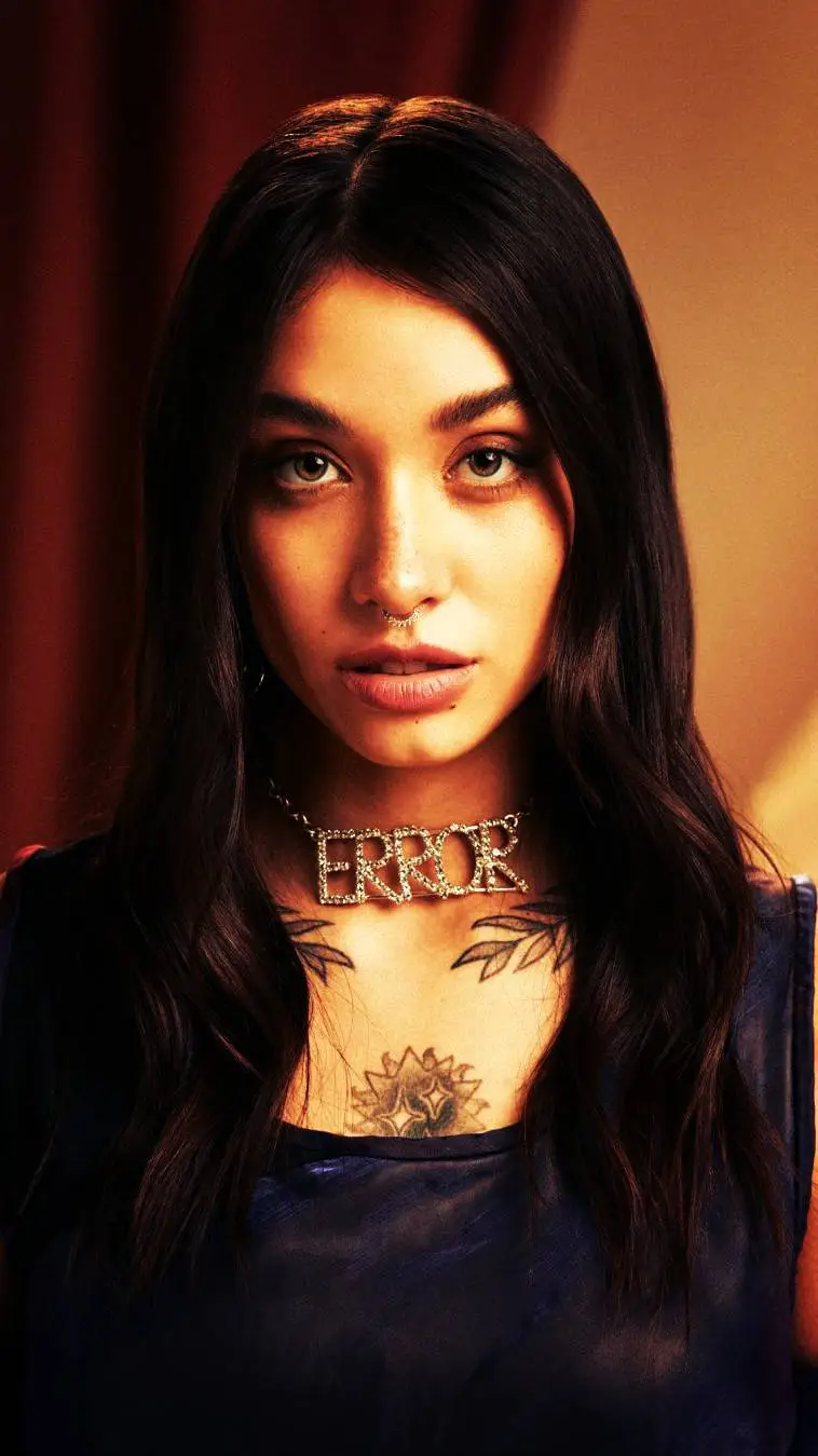 ai character: Maria Becerra background