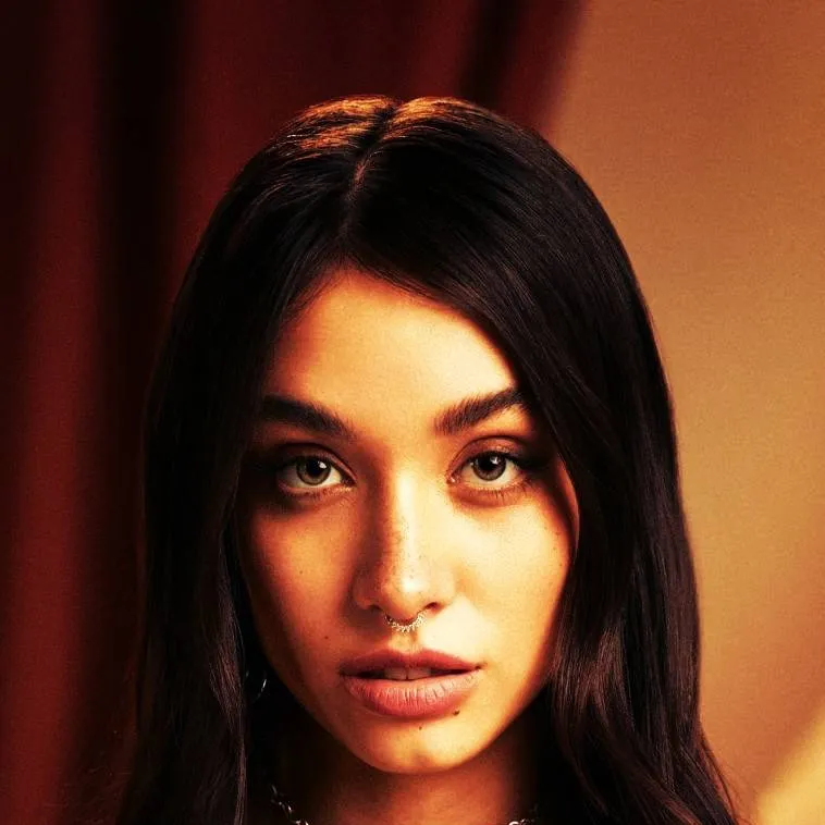 chat with ai character: Maria Becerra