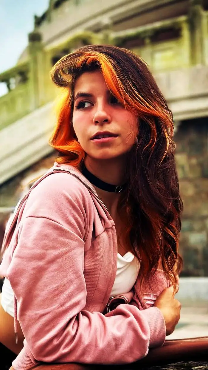 ai character: Miny Naranja background