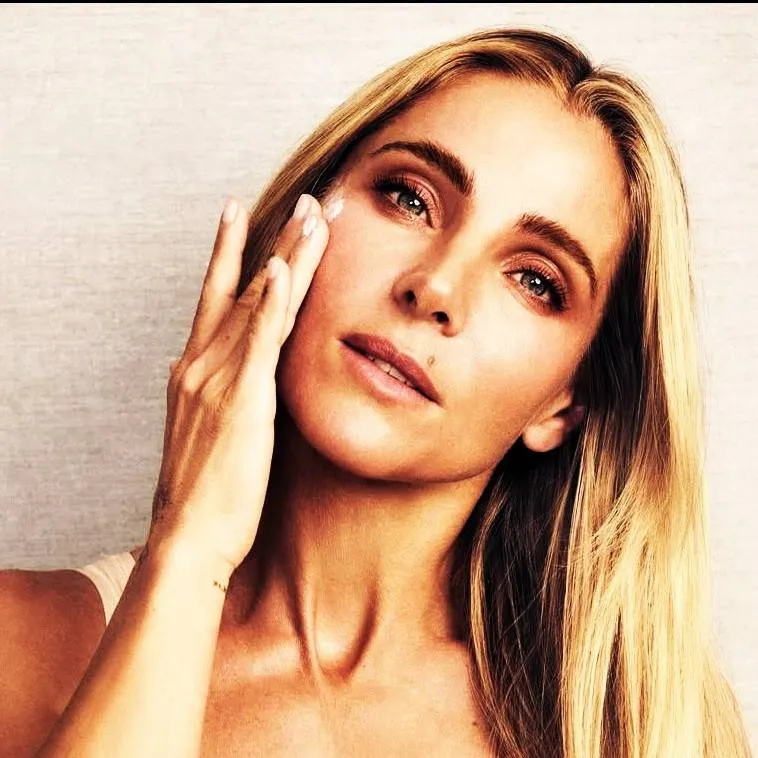 chat with ai character: Elsa Pataky