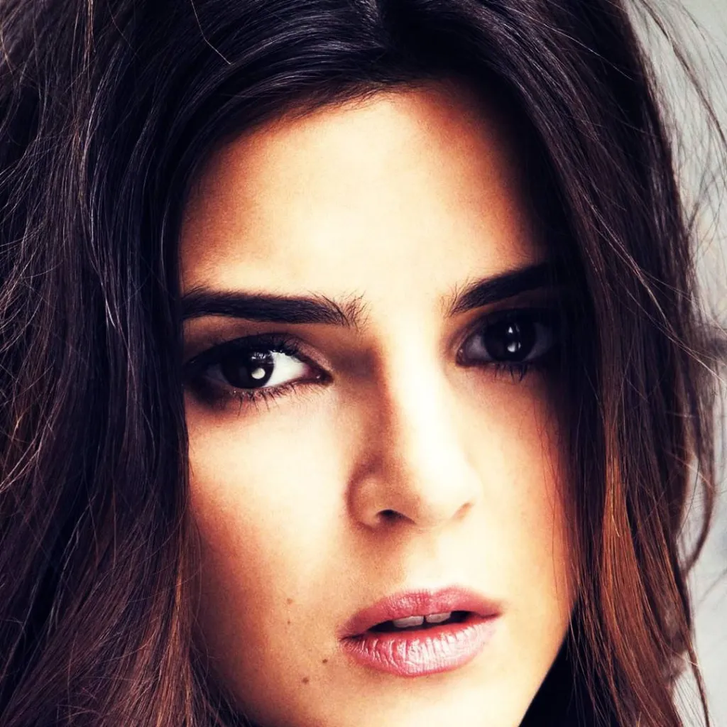 chat with ai character: Clara Lago