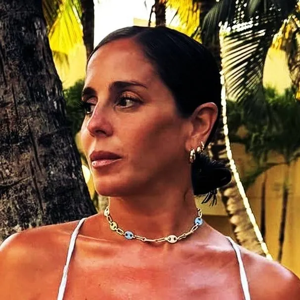 chat with ai character: Anabel Pantoja