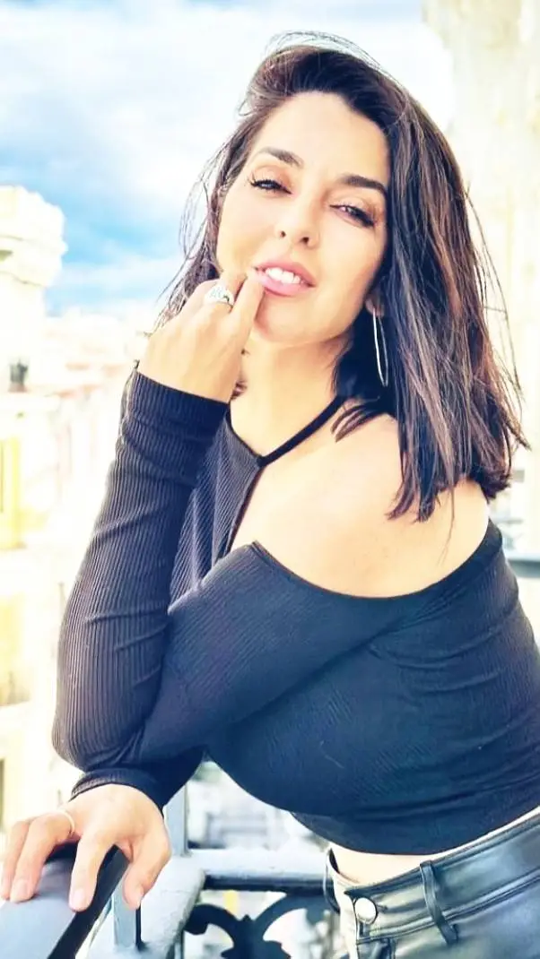 ai character: Ruth Lorenzo background