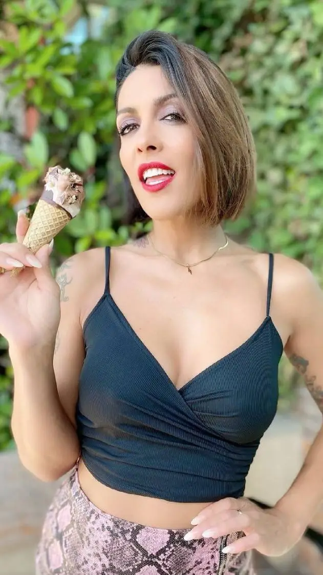 ai character: Lorena Castell background