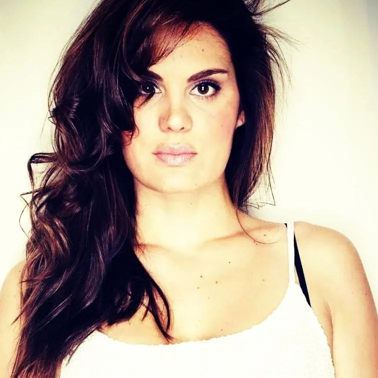 chat with ai character: Laura Artolachipi