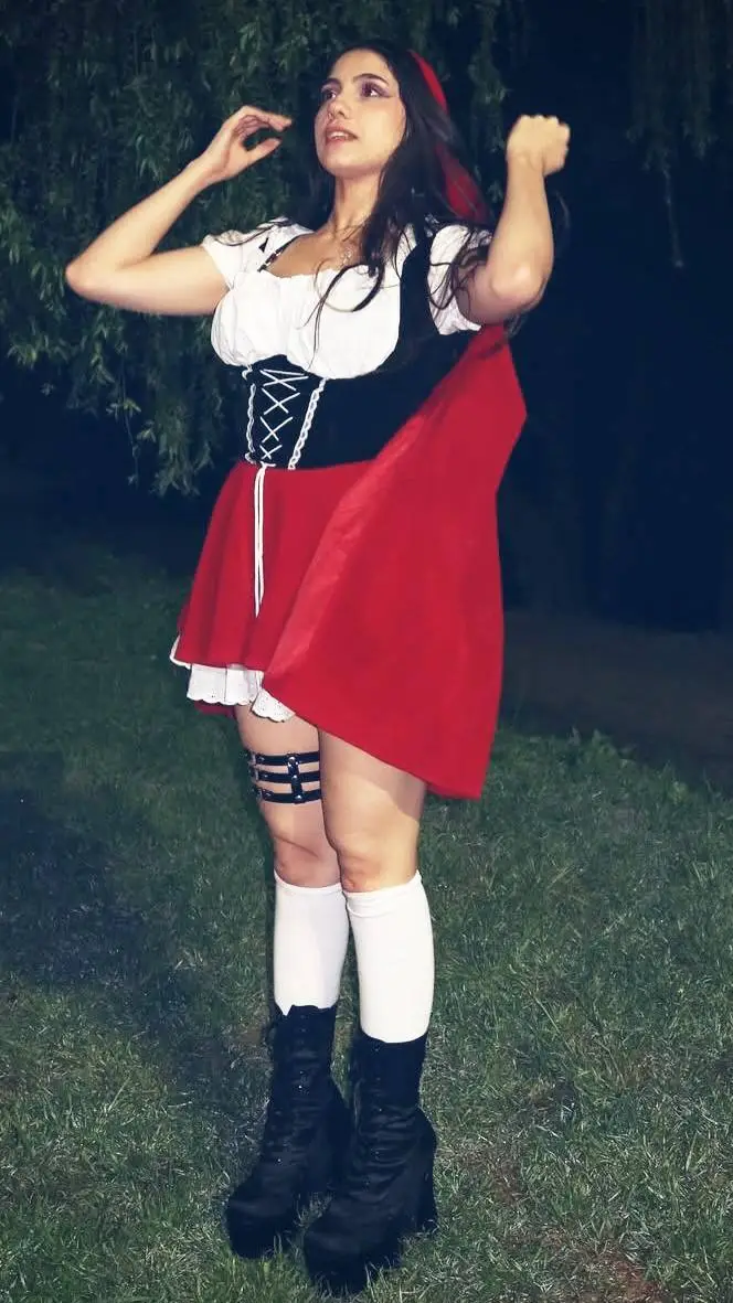 ai character: IaaraS2 Caperucita background