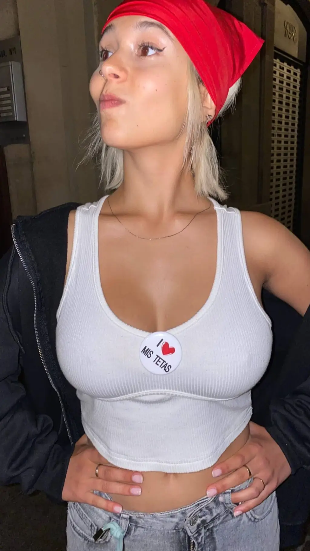 ai character: Viole Franco 2 background