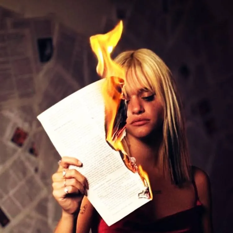 chat with ai character: pouziii