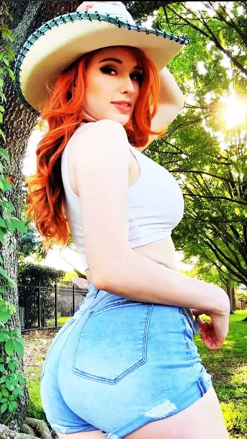 ai character: Amouranth background