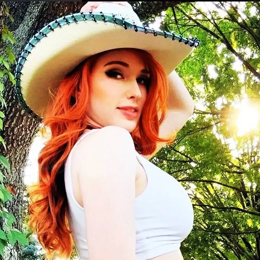 chat with ai character: Amouranth