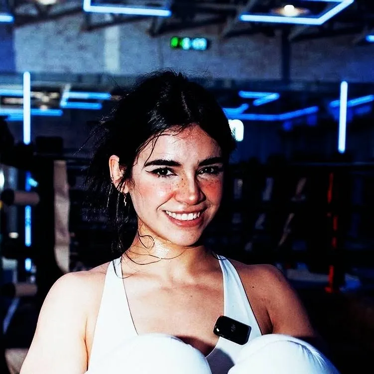 chat with ai character: Debut Alana