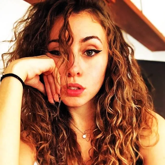 chat with ai character: Miare