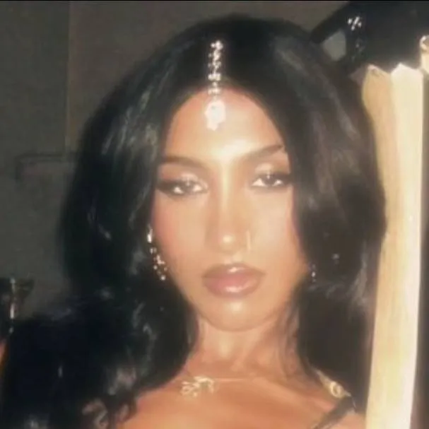 chat with ai character: Lara