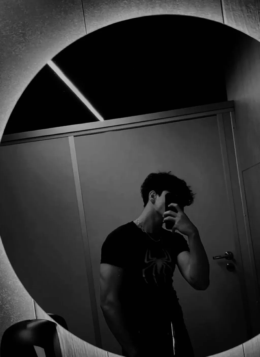 chat with ai character: Chris 