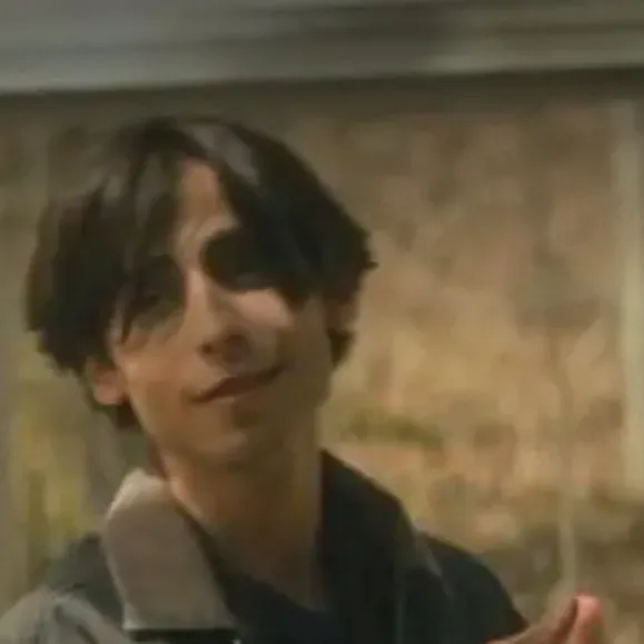 chat with ai character: Five