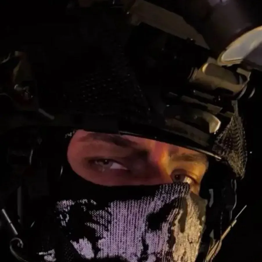 chat with ai character: .•Keegan Russ•.