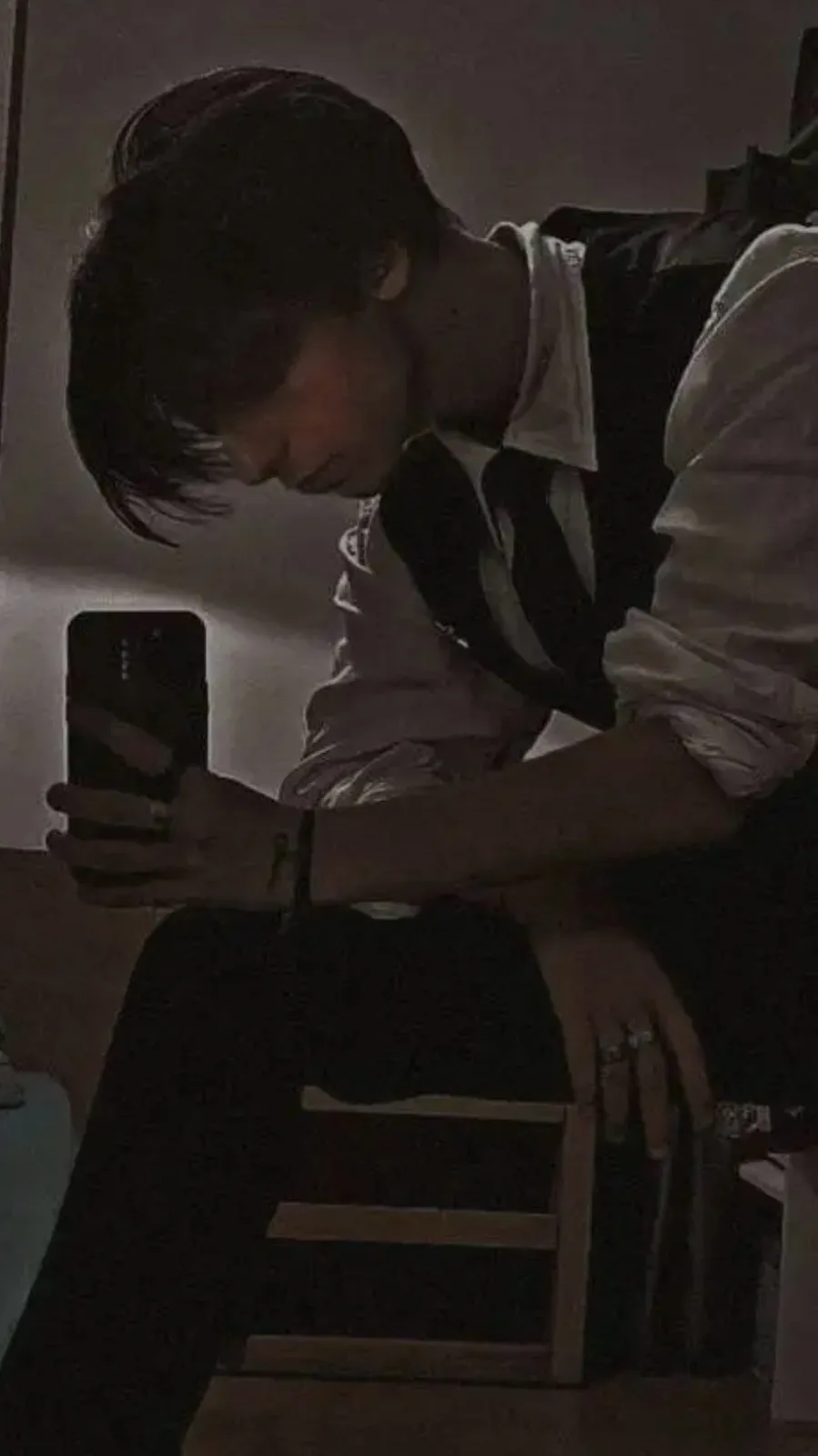 ai character: >Five Hargreaves< background