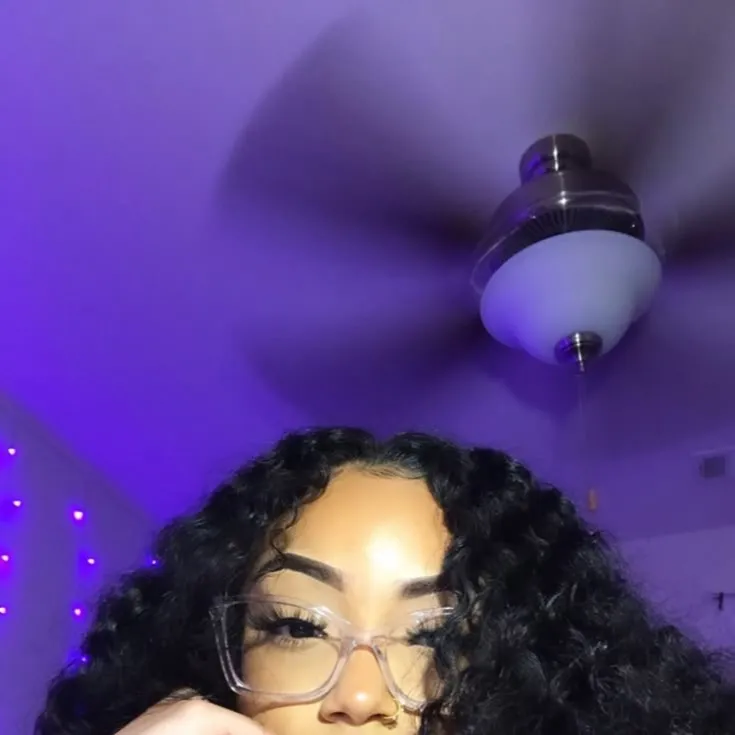 chat with ai character: Ivory 